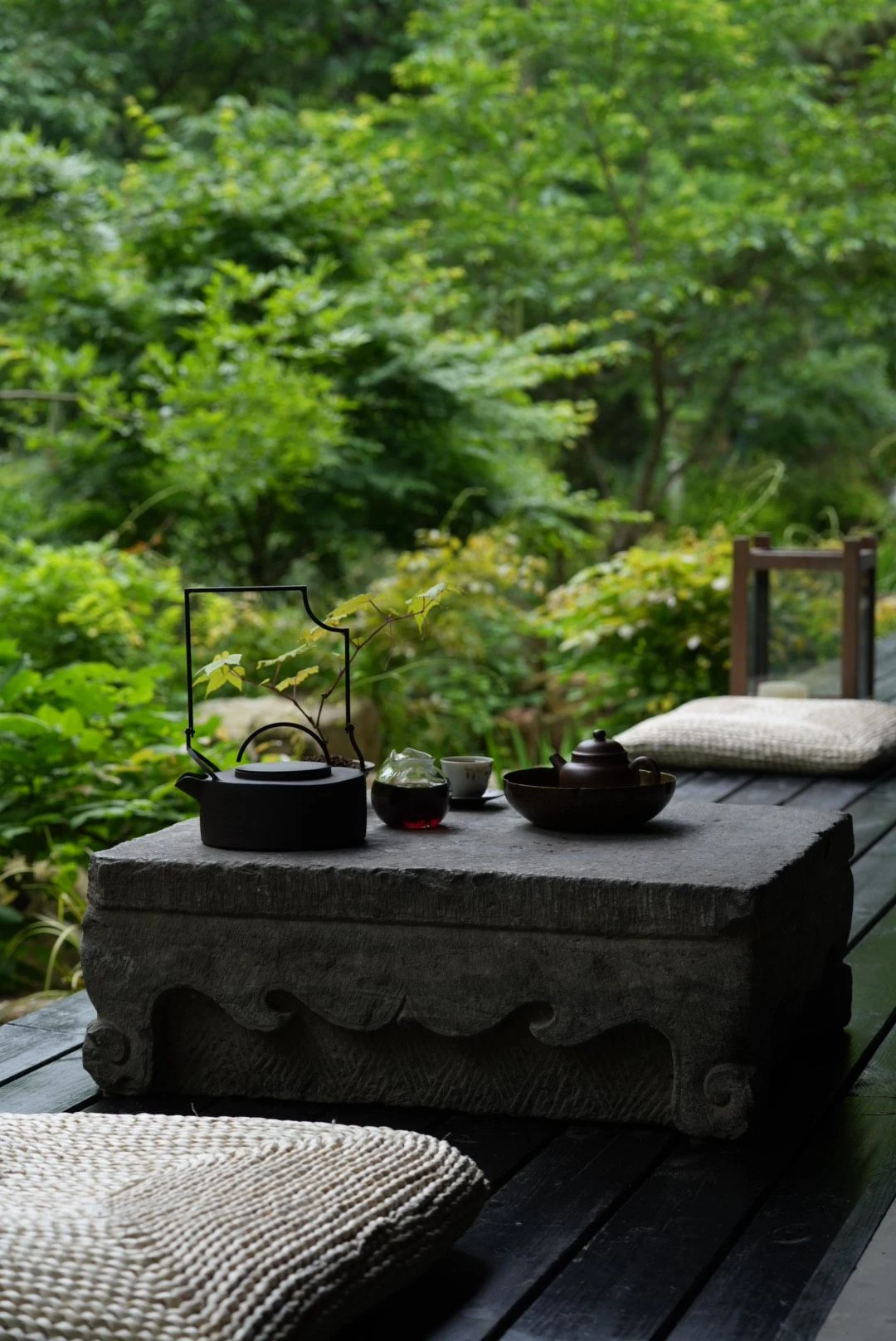 闲庭茶室户外石台茶席与山林景致